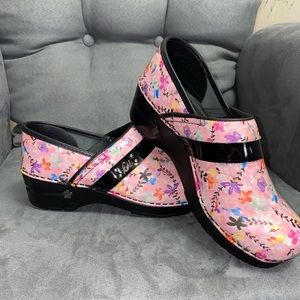 Koi by Sanita nursing clogs pink floral print size 38
